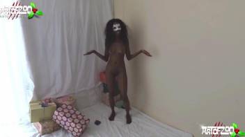 Ebony mistress shows crazy zoo cam scenes on live show
