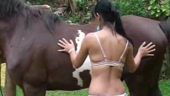 Latina with ponytail undresses to entice a fetish-loving pony
