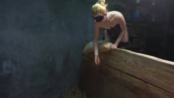 Hog demonstrates authentic bestiality to nude female by piercing her vagina